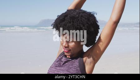 Afro-américaine femme attrayante, portant des vêtements de sport, pratiquant le yoga, debout dans le yoga positio Banque D'Images