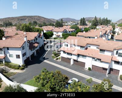 Vue aérienne du quartier résidentiel de maisons en copropriété de lotissement à Mission Mesa. Californie du Sud, États-Unis Banque D'Images