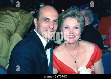 New York, États-Unis. 05th Dec, 2024. L'acteur Thom Christopher, 84 ans, est mort le 5 décembre 2024 à New York d'une maladie inconnue aujourd'hui.--------------------------------------------------------------------- 25- Thom Christopher & Erika Slezak - Daytime Emmy Awards 1992 - 23 juin 1993 au Sheraton Hotel © Steven Bergman/AFF-USA. Crédit COM : AFF/Alamy Live News Banque D'Images