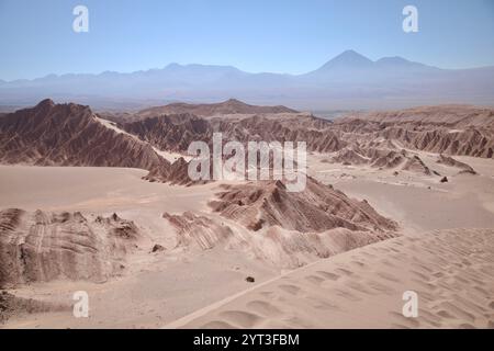 San Pedro Del Atacama, Chili. 25 mars 2024. Les canyons, dunes, crêtes et ravins de la vallée de mars (Valle de Marte), également connue sous le nom de vallée de la mort (Valle de la Muerte) sont photographiés à San Pedro de Atacama, Chili. (Photo par Apolline Guillerot-Malick/SOPA images/Sipa USA) crédit : Sipa USA/Alamy Live News Banque D'Images