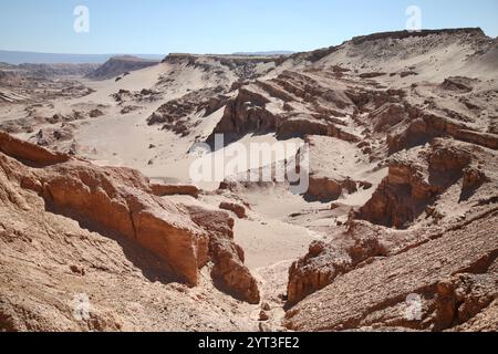 Les canyons, les dunes, les crêtes et les ravins de la vallée de la Lune (Valle de la Luna) à San Pedro de Atacama, Chili, sont représentés. Il fait partie de la réserve nationale Los Flamencos. Banque D'Images