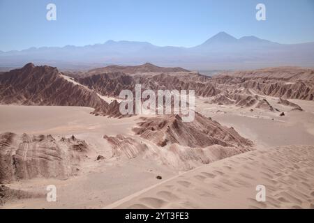 Les canyons, dunes, crêtes et ravins de la vallée de mars (Valle de Marte), également connue sous le nom de vallée de la mort (Valle de la Muerte) sont photographiés à San Pedro de Atacama, Chili. Banque D'Images