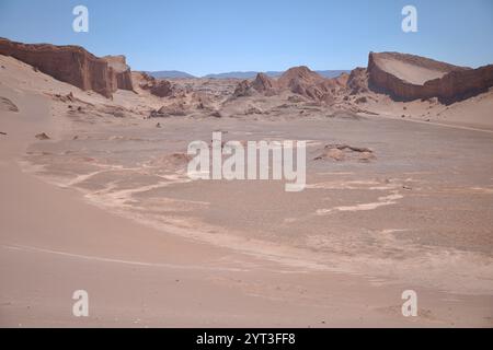 Les canyons, les dunes, les crêtes et les ravins de la vallée de la Lune (Valle de la Luna) à San Pedro de Atacama, Chili, sont représentés. Il fait partie de la réserve nationale Los Flamencos. Banque D'Images