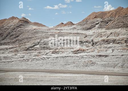 Les canyons, les dunes, les crêtes et les ravins de la vallée de la Lune (Valle de la Luna) à San Pedro de Atacama, Chili, sont représentés. Il fait partie de la réserve nationale Los Flamencos. Banque D'Images