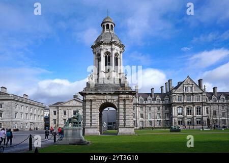 Campus central du Trinity College, Université de Dublin, avec le Campanile construit en 1853 Banque D'Images