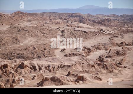 24 mars 2024, San Pedro Del Atacama, Antofagasta, Chili : les canyons, dunes, crêtes et ravins de la Vallée de la Lune (Valle de la Luna) à San Pedro de Atacama, Chili, sont photographiés. Il fait partie de la réserve nationale Los Flamencos. (Crédit image : © SOPA images via ZUMA Press Wire) USAGE ÉDITORIAL SEULEMENT! Non destiné à UN USAGE commercial ! Banque D'Images