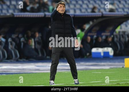 Rome, Italie. 05th Dec, 2024. L'entraîneur de Napoli Antonio Conte vu lors de la manche de Coupe d'Italie du 16 match entre le Lazio et Napoli au stade olympique. Score final ; Lazio 3 : 1 Napoli crédit : SOPA images Limited/Alamy Live News Banque D'Images