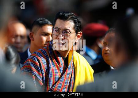 Katmandou, Népal. 6 décembre 2024. Le roi du Bhoutan, Jigme Khesar Namgyel Wangchuck, se promène dans le Boudhanath Stupa lors de sa visite officieuse à Katmandou, au Népal, le vendredi 6 décembre 2024. (Crédit image : © Skanda Gautam/ZUMA Press Wire) USAGE ÉDITORIAL SEULEMENT! Non destiné à UN USAGE commercial ! Banque D'Images