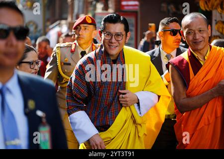 Katmandou, Népal. 6 décembre 2024. Le roi du Bhoutan, Jigme Khesar Namgyel Wangchuck, se promène dans le Boudhanath Stupa lors de sa visite officieuse à Katmandou, au Népal, le vendredi 6 décembre 2024. (Crédit image : © Skanda Gautam/ZUMA Press Wire) USAGE ÉDITORIAL SEULEMENT! Non destiné à UN USAGE commercial ! Banque D'Images