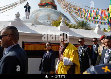 Katmandou, Népal. 7 décembre 2024. Le roi du Bhoutan, Jigme Khesar Namgyel Wangchuck, se promène dans le Boudhanath Stupa lors de sa visite officieuse à Katmandou, au Népal, le vendredi 6 décembre 2024. (Crédit image : © Skanda Gautam/ZUMA Press Wire) USAGE ÉDITORIAL SEULEMENT! Non destiné à UN USAGE commercial ! Banque D'Images