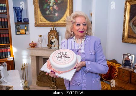 Invité d'honneur pour le Zuckerbäckerball 2025 (bal des confiseurs) dans l'appartement privé de Birgit Sarata à Vienne, Autriche, le 5 décembre 2024. Ancienne chanteuse d'opéra Birgit Sarata - 20241205 PD3954 crédit : APA-PictureDesk/Alamy Live News Banque D'Images