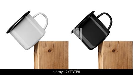 Maquette de mugs en émail blanc et noir avec rebord noir, sur le bord de la vieille poutre carrée en bois, isolé sur fond. Ensemble de tasses en métal avec la main pour le tourisme, Banque D'Images