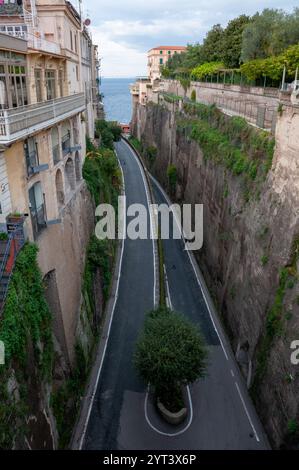 Vue d'en haut de la via Luigi de Maio, la route sinueuse qui mène au port de Sorrente Banque D'Images