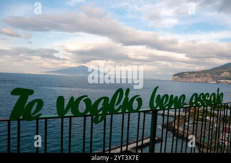 Vue de la Villa Comunale de Sorrente avec l'installation du titre de la chanson 'Caruso' de Lucio Dalla Banque D'Images