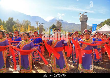 (241206) -- PÉKIN, 6 décembre 2024 (Xinhua) -- les gens locaux exécutent une danse pour célébrer le festival du nouvel an de Qiang dans le comté de Maoxian, province du Sichuan, au sud-ouest de la Chine, 1er novembre 2024. Trois éléments culturels chinois, à savoir les techniques textiles traditionnelles Li : filature, teinture, tissage et broderie, fête du nouvel an de Qiang, célébrée dans la province chinoise du Sichuan, et la conception et les pratiques traditionnelles pour la construction de ponts en arche en bois chinois, ont été ajoutés par l'UNESCO à sa liste représentative du patrimoine culturel immatériel de l'humanité lors de la 19e session du Comité intergouvernemental pour le Banque D'Images