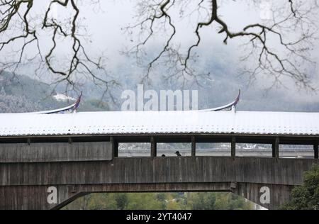 (241206) -- PÉKIN, 6 décembre 2024 (Xinhua) -- cette photo prise le 21 février 2022 montre le pont Qiancheng, un pont en arc de bois, dans le canton de Tangkou du comté de Pingnan, dans la province du Fujian, au sud-est de la Chine. Trois éléments culturels chinois, à savoir les techniques textiles traditionnelles Li : filature, teinture, tissage et broderie, fête du nouvel an de Qiang, célébrée dans la province chinoise du Sichuan, et la conception et les pratiques traditionnelles pour la construction de ponts en arc de bois chinois, ont été ajoutés par l'UNESCO à sa liste représentative du patrimoine culturel immatériel de l'humanité lors de la 19e session de l'Intergove Banque D'Images