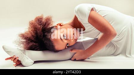 Les enfants pratiquent le split complet. Flexible petite ballerine afro-américaine fille. studio de ballet de fille africaine. Ballerine en cours de danse Banque D'Images