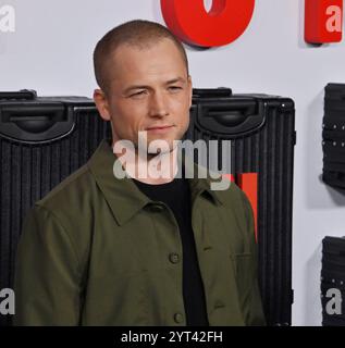 Los Angeles, États-Unis. 05th Dec, 2024. Taron Egerton, membre de la distribution, assiste à la première du thriller policier de Netflix « Carry-on » au théâtre égyptien dans la section hollywoodienne de Los Angeles le jeudi 5 décembre 2024. Scénario : un mystérieux voyageur fait chanter un jeune agent de la TSA pour qu'il laisse passer un dangereux colis à travers la sécurité et à bord d'un vol le jour de Noël. Photo de Jim Ruymen/UPI crédit : UPI/Alamy Live News Banque D'Images