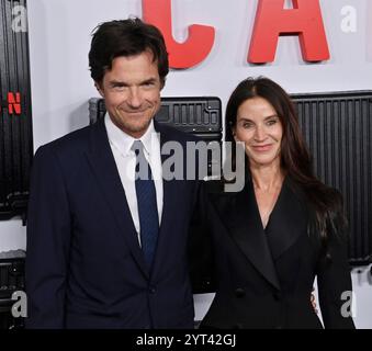 Los Angeles, États-Unis. 05th Dec, 2024. Jason Bateman et sa femme, l'actrice Amanda Anka, assistent à la première du thriller policier de Netflix « Carry-on » au théâtre égyptien dans la section hollywoodienne de Los Angeles le jeudi 5 décembre 2024. Scénario : un mystérieux voyageur fait chanter un jeune agent de la TSA pour qu'il laisse passer un dangereux colis à travers la sécurité et à bord d'un vol le jour de Noël. Photo de Jim Ruymen/UPI crédit : UPI/Alamy Live News Banque D'Images