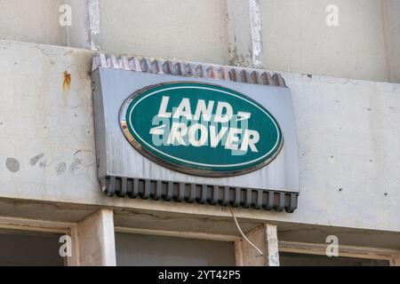 Logo Land rover vert et blanc fixé sur une façade de bâtiment altérée Banque D'Images