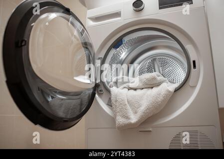 Intérieur du sèche-linge avec des serviettes blanches propres - nouvelle génération de sèche-linge, concept ménager Banque D'Images