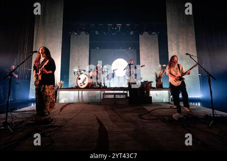 Copenhague, Danemark. 01 décembre 2024. Le groupe français de post-black metal Alcest donne un concert live à VEGA à Copenhague. Banque D'Images