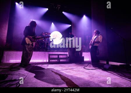 Copenhague, Danemark. 01 décembre 2024. Le groupe français de post-black metal Alcest donne un concert live à VEGA à Copenhague. Banque D'Images