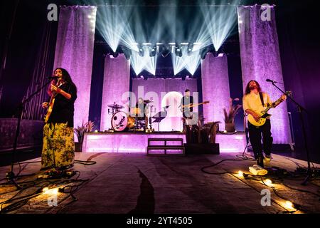Copenhague, Danemark. 01 décembre 2024. Le groupe français de post-black metal Alcest donne un concert live à VEGA à Copenhague. Banque D'Images
