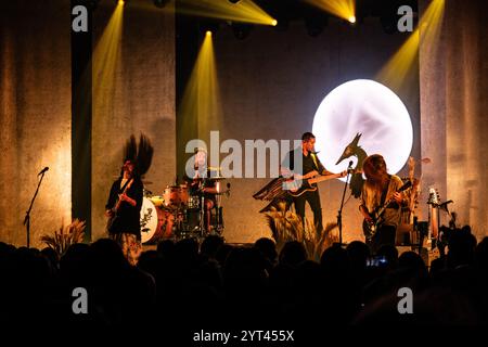 Copenhague, Danemark. 01 décembre 2024. Le groupe français de post-black metal Alcest donne un concert live à VEGA à Copenhague. Banque D'Images