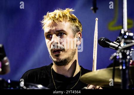 Copenhague, Danemark. 01 décembre 2024. Le groupe de metal belge Doodseskader donne un concert live à VEGA à Copenhague. Ici, le batteur Sigfried Burroughs est vu en direct sur scène. Banque D'Images