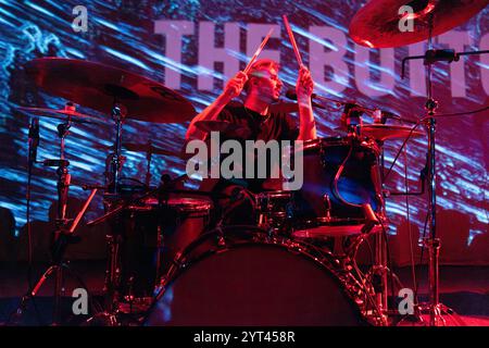 Copenhague, Danemark. 01 décembre 2024. Le groupe de metal belge Doodseskader donne un concert live à VEGA à Copenhague. Ici, le batteur Sigfried Burroughs est vu en direct sur scène. Banque D'Images