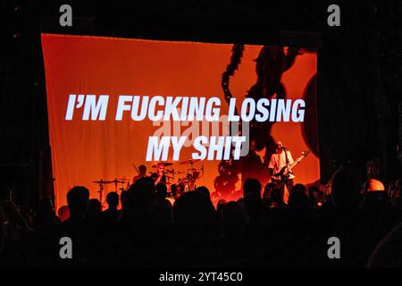 Copenhague, Danemark. 01 décembre 2024. Le groupe de metal belge Doodseskader donne un concert live à VEGA à Copenhague. Ici, la chanteuse et guitariste Serena Cherry est vue en direct sur scène. Banque D'Images