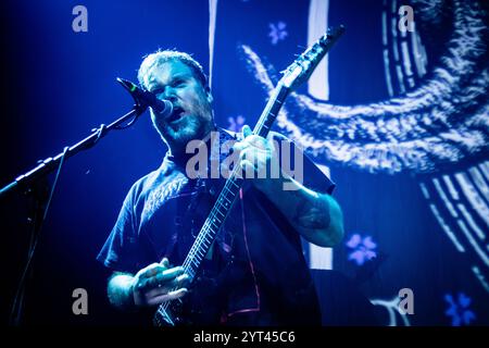 Copenhague, Danemark. 01 décembre 2024. Le groupe de post hardcore anglais Svalbard donne un concert live à VEGA à Copenhague. Ici le guitariste Liam Phelan est vu en direct sur scène. Banque D'Images