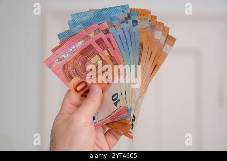 Main mit aufgefächerten Euro-Scheinen *** main avec des billets en euros ventilés Nordrhein-Westfalen Deutschland, Allemagne GMS18137 Banque D'Images