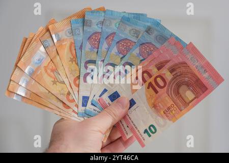 Main mit aufgefächerten Euro-Scheinen *** main avec des billets en euros ventilés Nordrhein-Westfalen Deutschland, Allemagne GMS18135 Banque D'Images