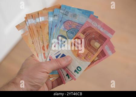 Main mit aufgefächerten Euro-Scheinen *** main avec des billets en euros ventilés Nordrhein-Westfalen Deutschland, Allemagne GMS18139 Banque D'Images