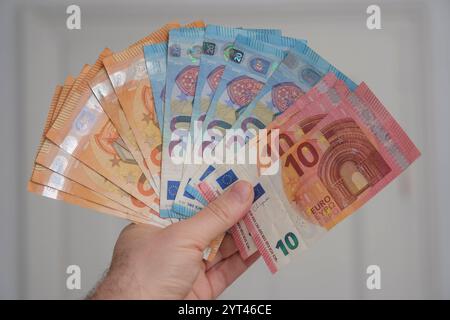 Main mit aufgefächerten Euro-Scheinen *** main avec des billets en euros ventilés Nordrhein-Westfalen Deutschland, Allemagne GMS18136 Banque D'Images
