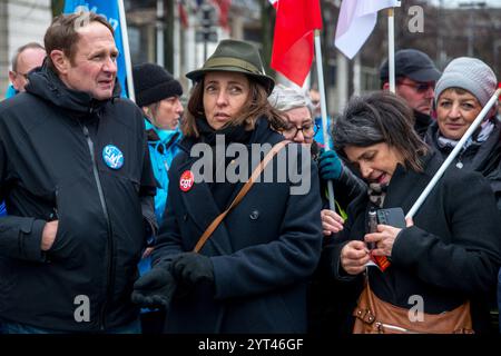 Paris, France. 05th Dec, 2024. Sophie Binet, secrétaire générale de la CGT lors d’une manifestation de fonctionnaires à Paris, France, le 5 décembre 2024. Les fonctionnaires français se mobilisent pour une journée d'action et de grèves convoquées par les syndicats de la fonction publique pour ouvrir un front social en pleine crise politique, au lendemain de la chute du gouvernement de Michel Barnier sur une motion de censure. Photo de Denis Prezat/ABACAPRESS. COM Credit : Abaca Press/Alamy Live News Banque D'Images