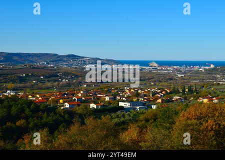 Vue sur le village de Dekani et la ville portuaire de Koper sur la côte de la mer Adriatique en Istrie et dans la région littorale de Slovénie Banque D'Images