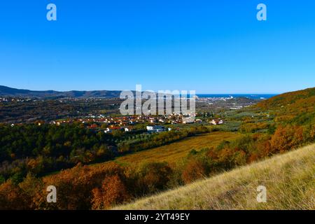 Vue sur le village de Dekani et le port de Koper en Istrie, Primorska, Slovénie Banque D'Images