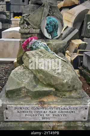 Poète polonais Juliusz Slowacki tombe vide au cimetière de Montmartre à Paris, France Banque D'Images