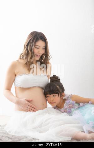 Portrait de femme enceinte et fille en robe Banque D'Images