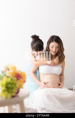 Portrait de femme enceinte et fille en robe Banque D'Images