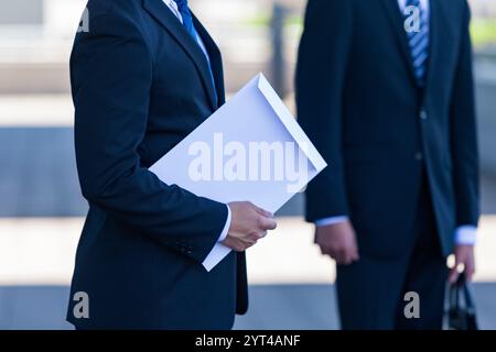 Chasseur d'emplois tenant une enveloppe Banque D'Images