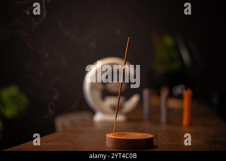Bâtons d'Encens couvant sur la table à l'intérieur, espace pour le texte Banque D'Images