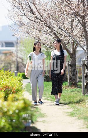 Mère et fille sur le chemin de la maison après le shopping Banque D'Images