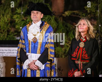 Londres, Royaume-Uni. 05th Dec, 2024. Le maire de Westminster, le conseiller Robert Rigby et la maire d'Oslo, Anne Lindboe. Le Noël annuel de Trafalgar Square est organisé par le maire de Westminster, accompagné du maire d'Oslo, du maire de Londres et d'autres personnalités. Dans une longue tradition, l'arbre est un cadeau de la ville d'Oslo, cette année une épinette norvégienne de 60 ans. Dans une autre tradition apparente, il pleuvait encore une fois fortement pour la cérémonie. Crédit : Imageplotter/Alamy Live News Banque D'Images