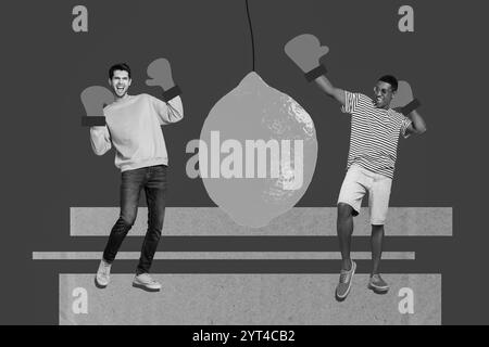 Image de collage créative de deux couleurs noir blanc les gars excités portent des gants de boxe accrochant un énorme citron au lieu d'un sac de poinçonnage Banque D'Images