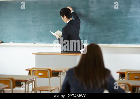 Les filles du lycée étudient dans une salle de classe Banque D'Images