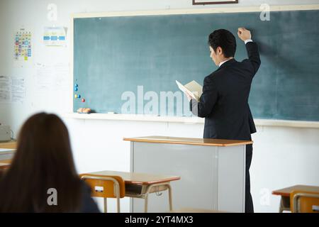 Les filles du lycée étudient dans une salle de classe Banque D'Images